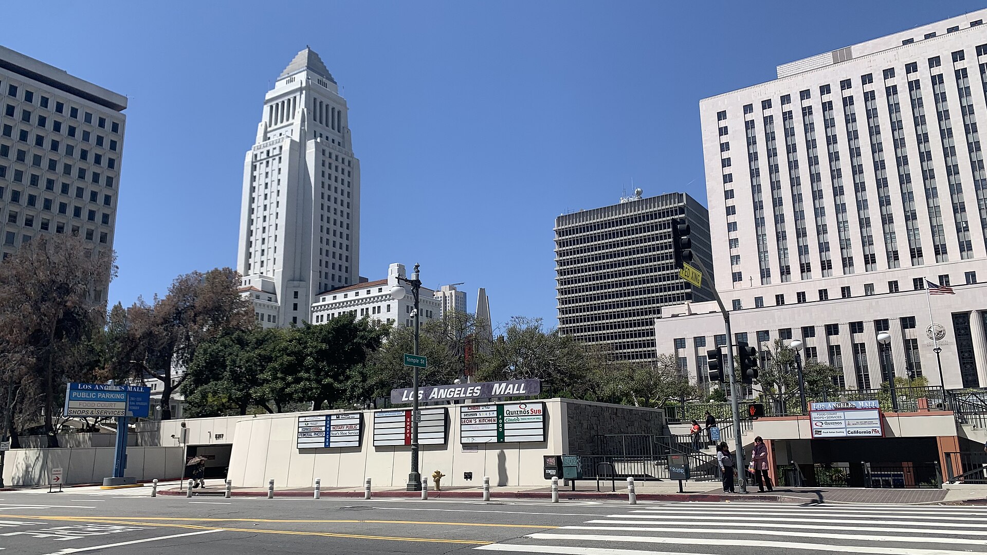 Long-maligned Los Angeles Mall faces an uncertain future